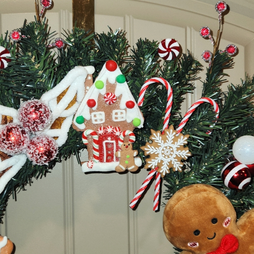 Gingerbread Man Wreath - Picture 2 of 8